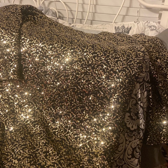 A classic yet vintage dress. No flaws. - Picture 11 of 11